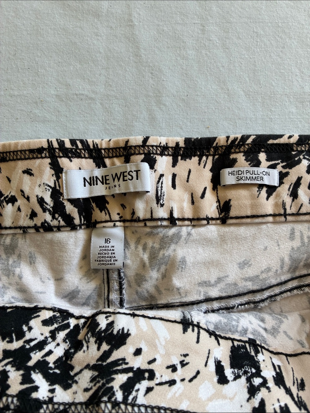Nine West Beige and Black Abstract Print Bermuda Shorts Size 16 - Picture 2 of 3